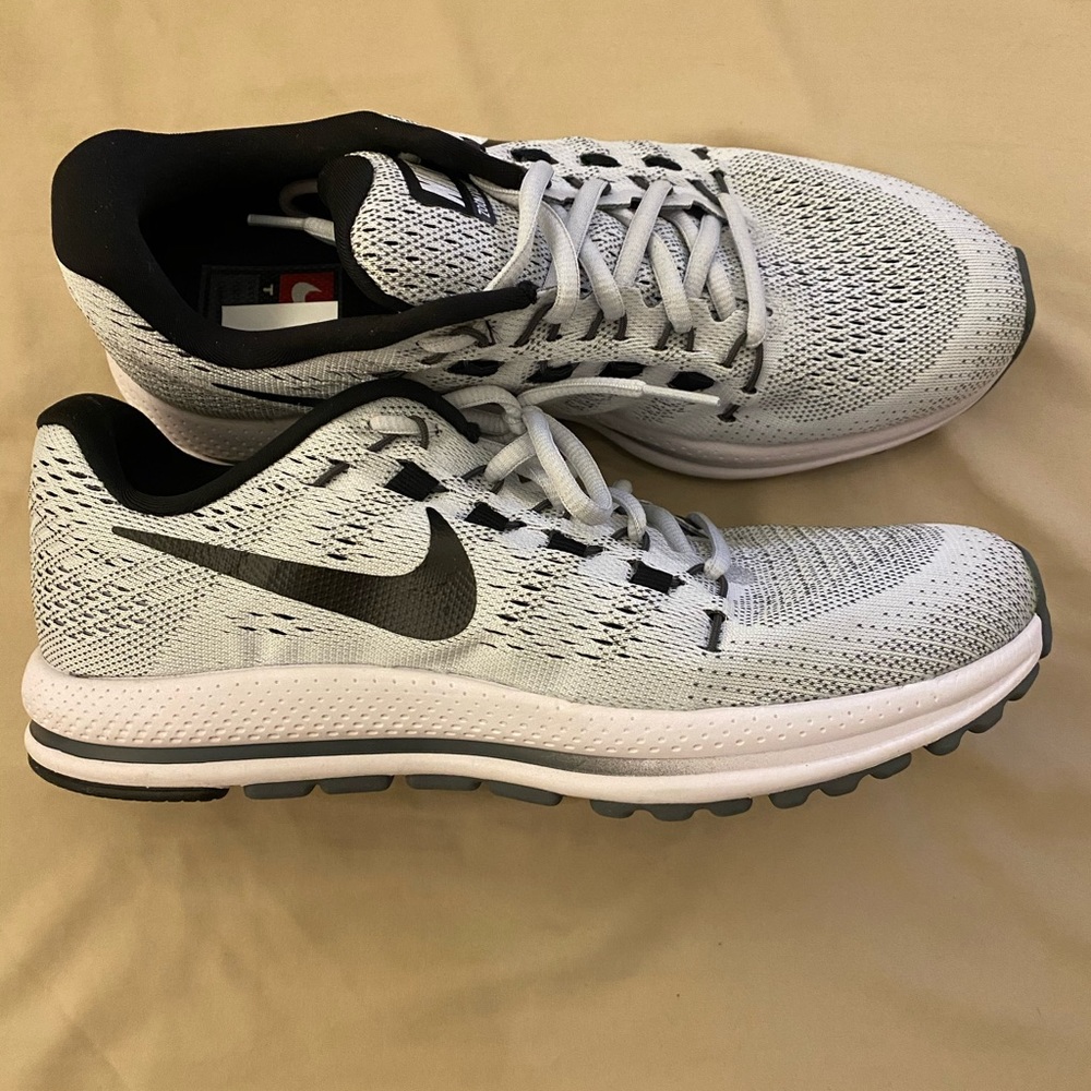 Gray Nike shoe. Men’s 8.5 Like new